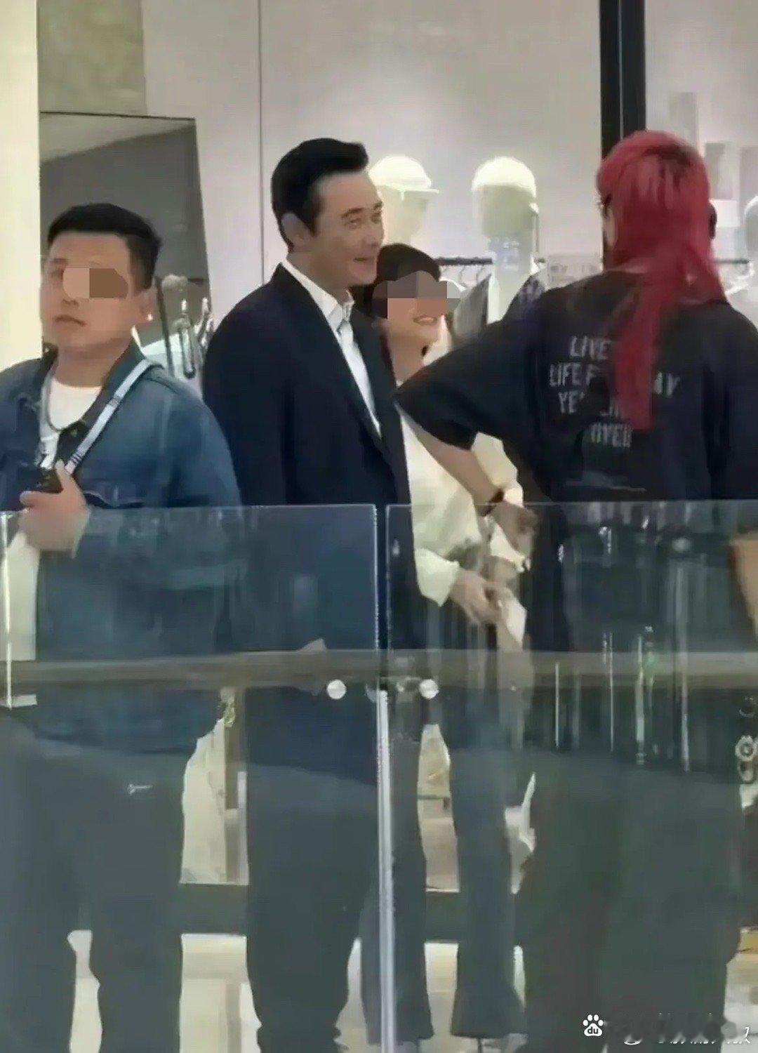 罗晋发福了，唐嫣给他吃太好了，演员也就是一个职业，年纪虽过不惑，但还有较强的劳动