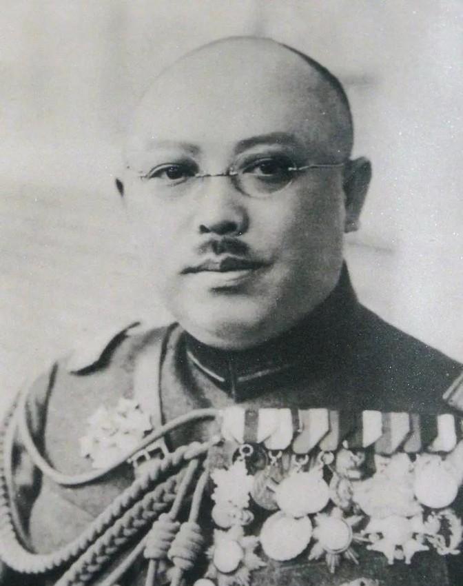 1918年，已嫁为人妻的钱秀芬，受邀去唐继尧家中打麻将，谁知，唐继尧竟当着众妻妾