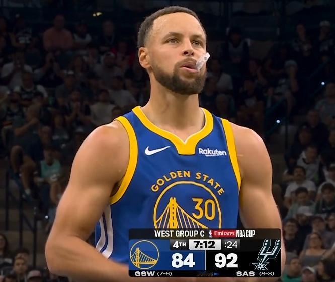 呵呵这个裁判先看看库里进不进 不进再吹 进了就不吹了  这多明显的直接给库里扑倒