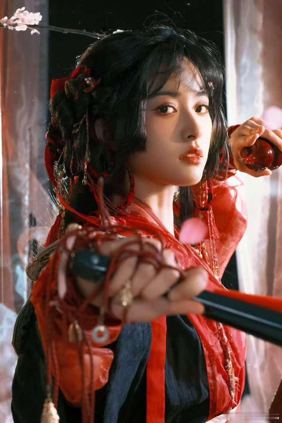 这居然是沈月没认出来这是沈月这居然是沈月？沈月一早发了自己的女侠写真，真的美我一