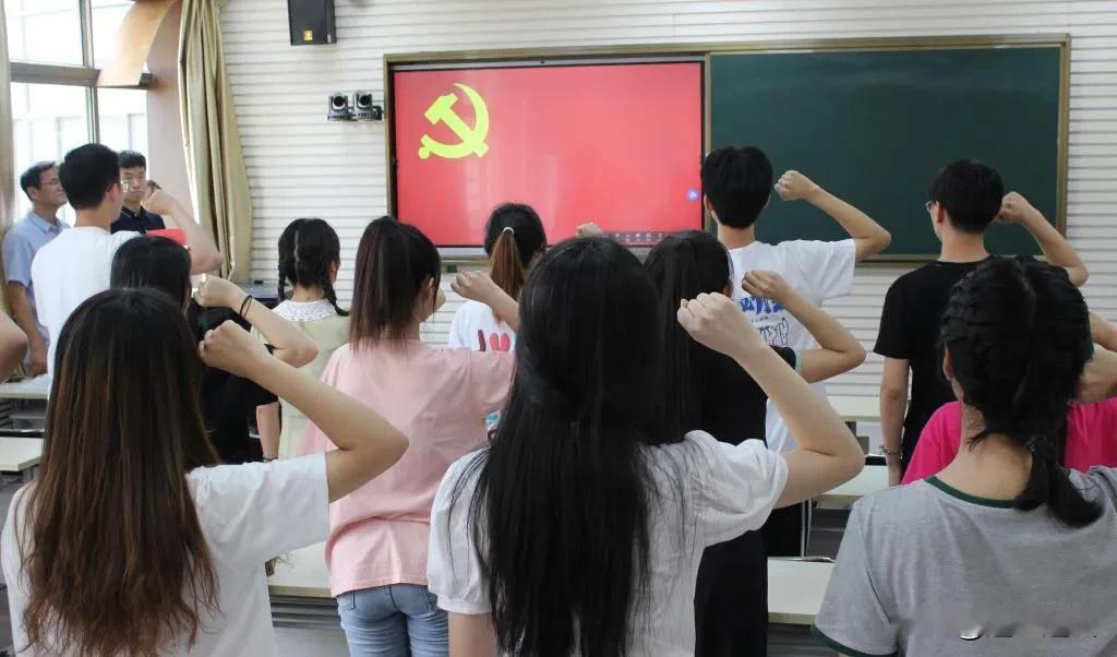 在大学期间入党难吗？应该非常之难，首先你的成绩应属学霸级，口才要好有信念，和同学