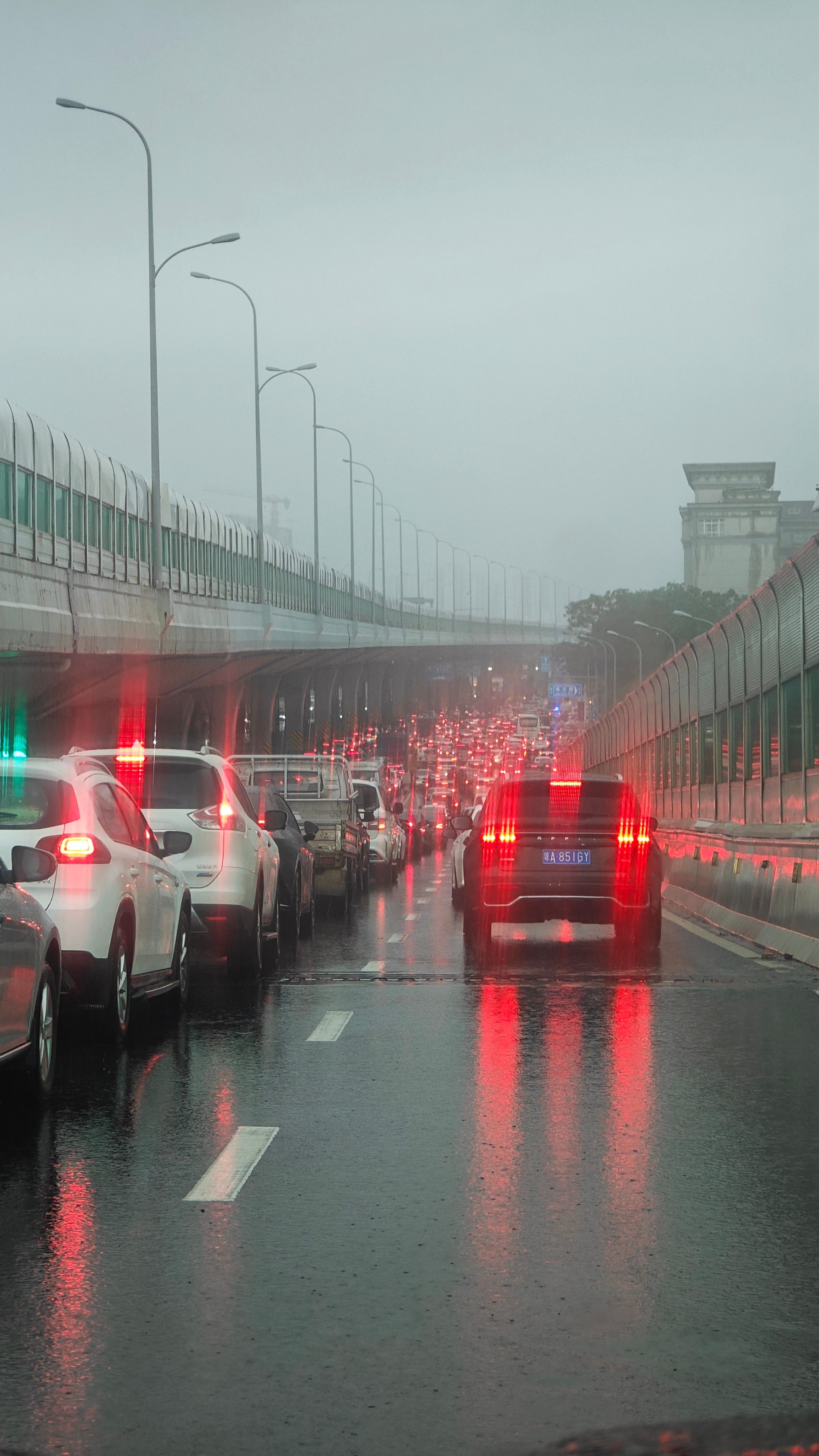 早上送娃，遇到暴雨，一个小时走了20km，我这个车的油耗显示是20.9L/百公里