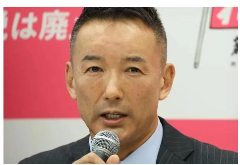 在一个原本例行的议会答辩中，山本太郎突然起身，直指高市早苗“谁想打仗谁先上”，一