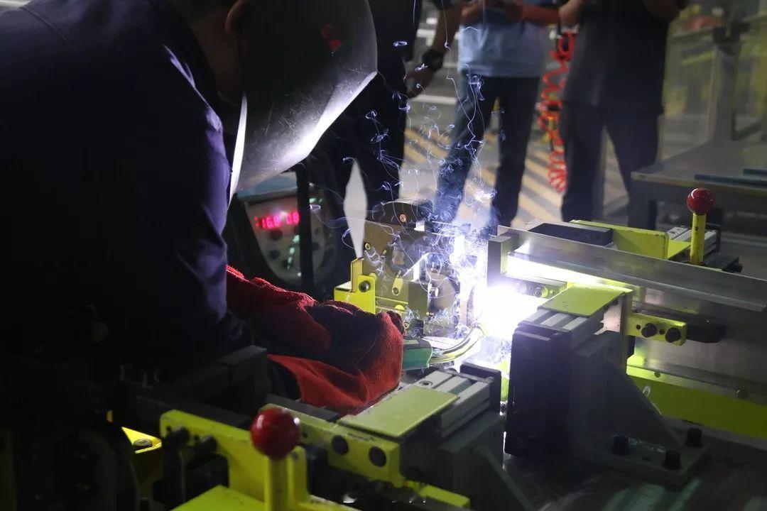 体脂秤爆单焊接工被戏称焊武帝减重热潮带动体脂秤厂家订单激增减重热潮来袭，体脂秤成
