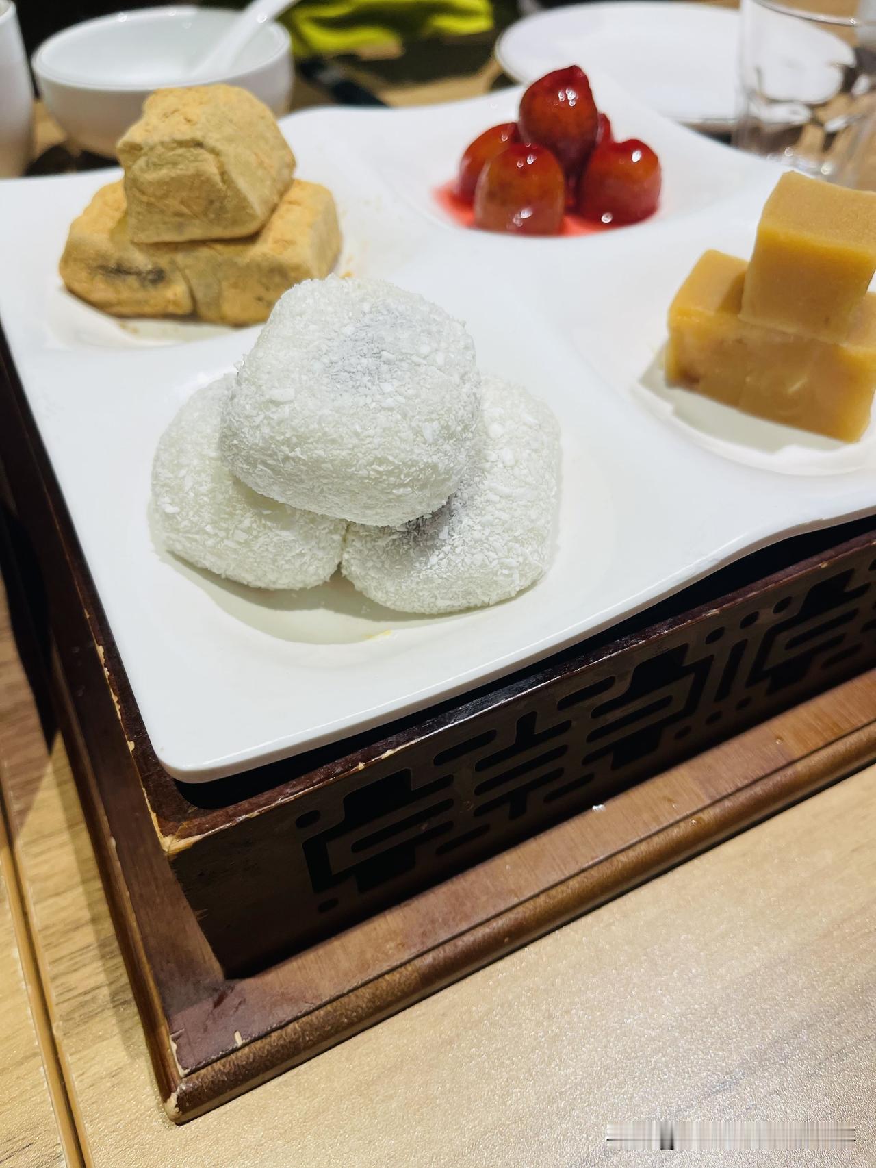 一套烤鸭配8+1，爽快。北京朋友带我们去大珊栏逛夜市，顺道把烤鸭尝一尝，这京味浓