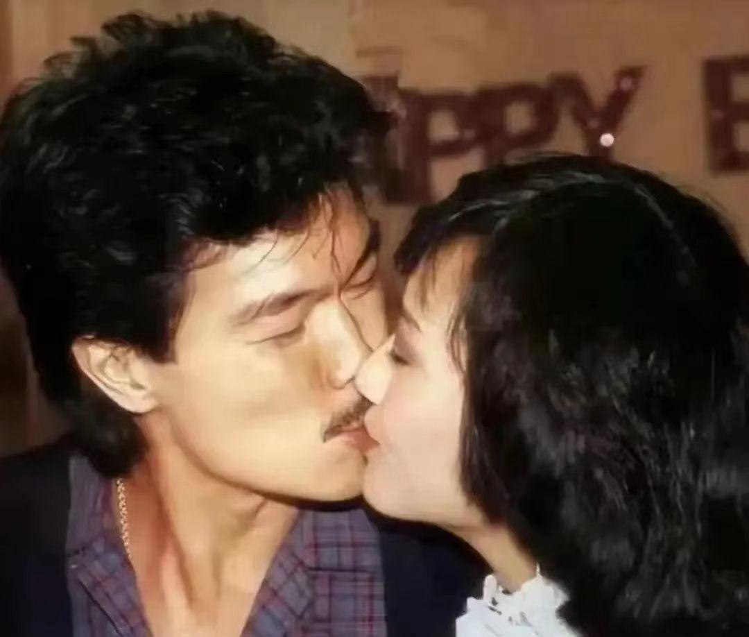 1975年，21岁的演星赵雅芝，嫁给了31岁的医生黄汉伟。

此时的赵雅芝，是香