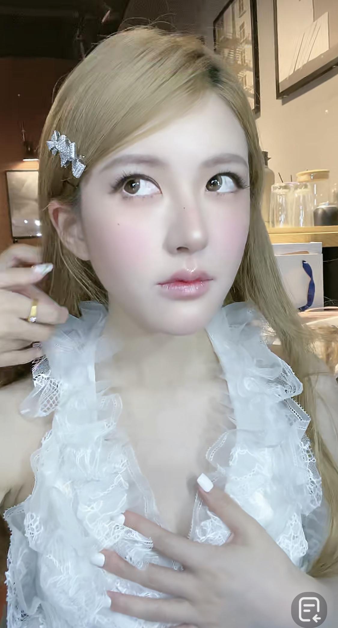 赵露思的活人感慢慢的回来了，这也是她最初在一众小花中脱颖而出的重要原因。

赵露