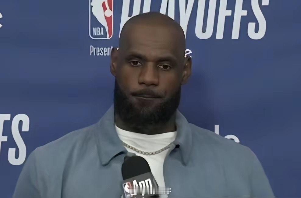 记者问詹姆斯下赛季是否还打NBA，他笑了。詹姆斯下赛季有四种可能：1. 底薪或中