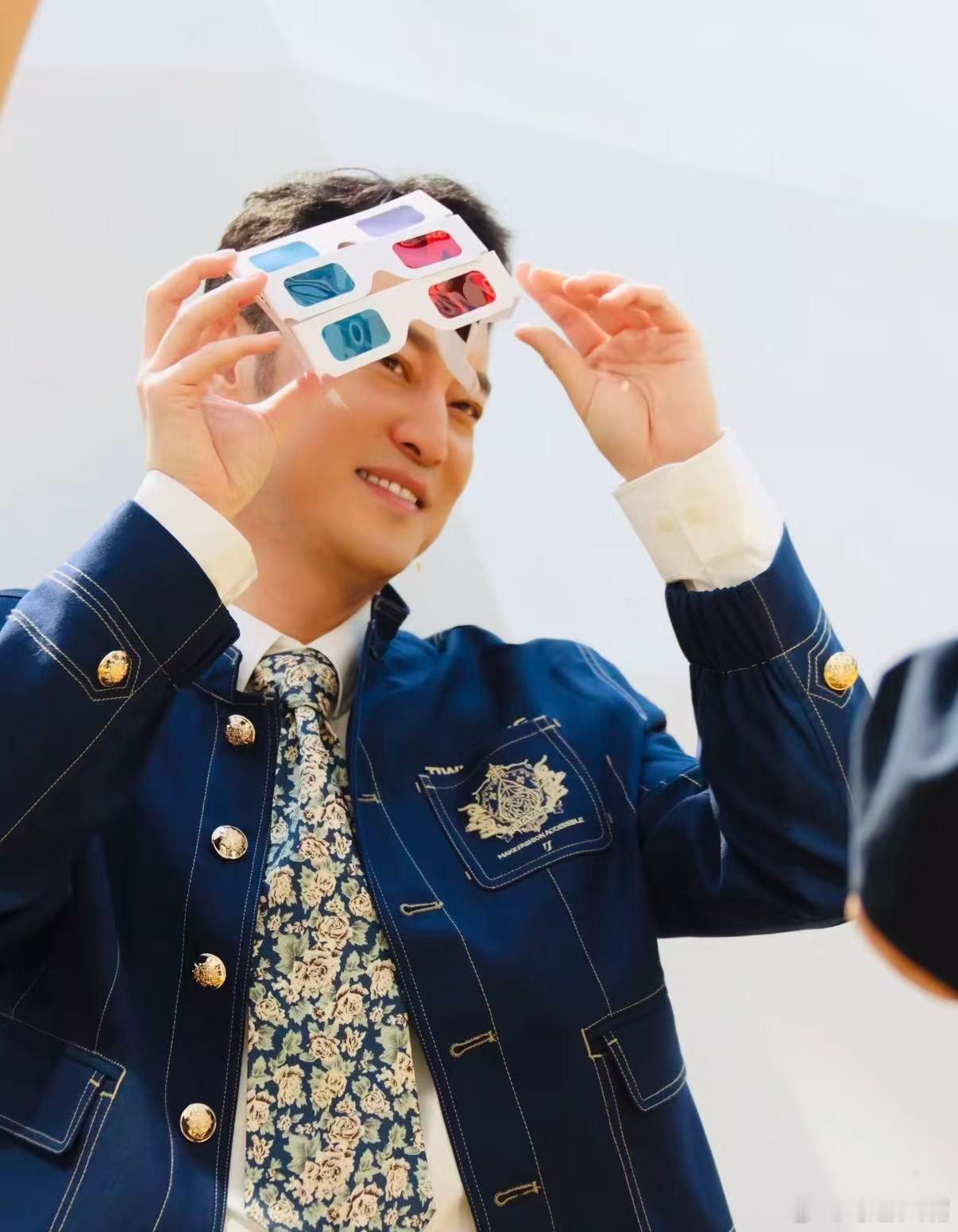 跑男团室外版主视觉直拍 跑男团室外直拍大片既视感！蓝天绿草全员同框，画面大气又清