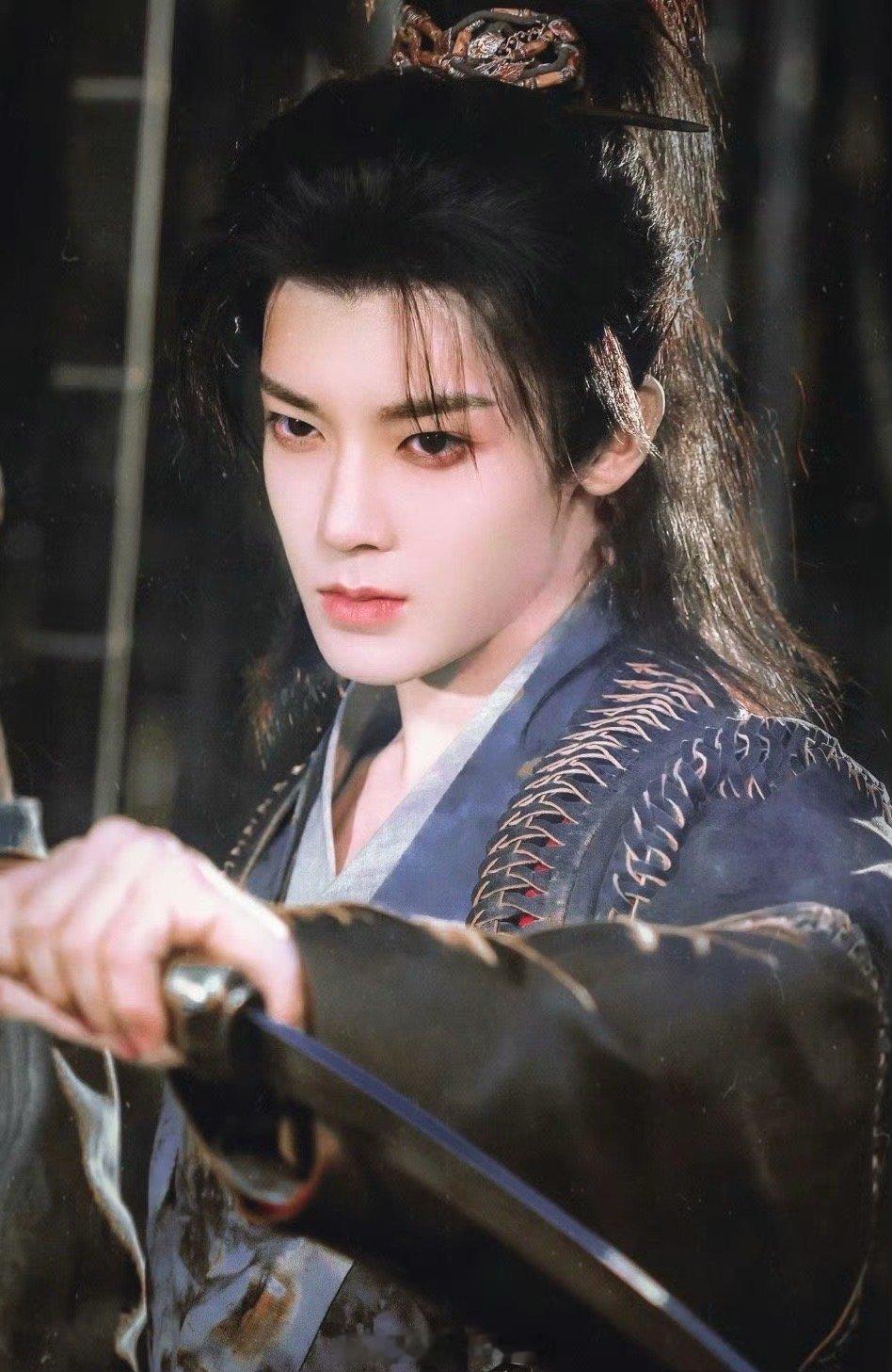 建议侯明昊高马尾半永久 高马尾一扎，侠气值爆表！侯明昊这造型完美融合了少年的精致