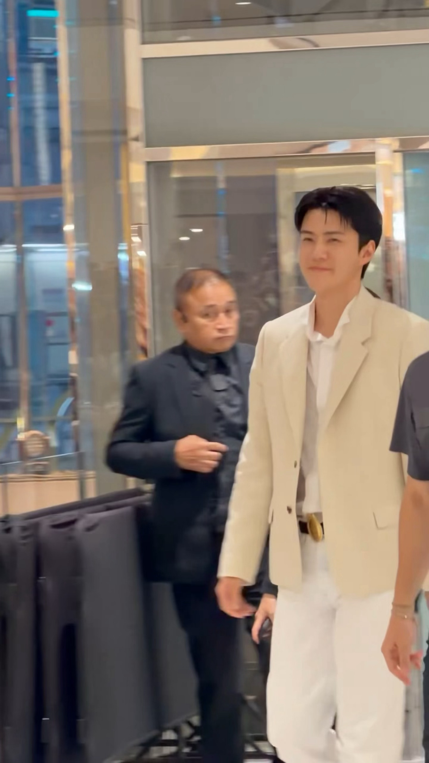 今天完全是新郎官来的吧🤵🏻吴世勋泰国活动米色西装造型吴世勋今天完全是新郎来的