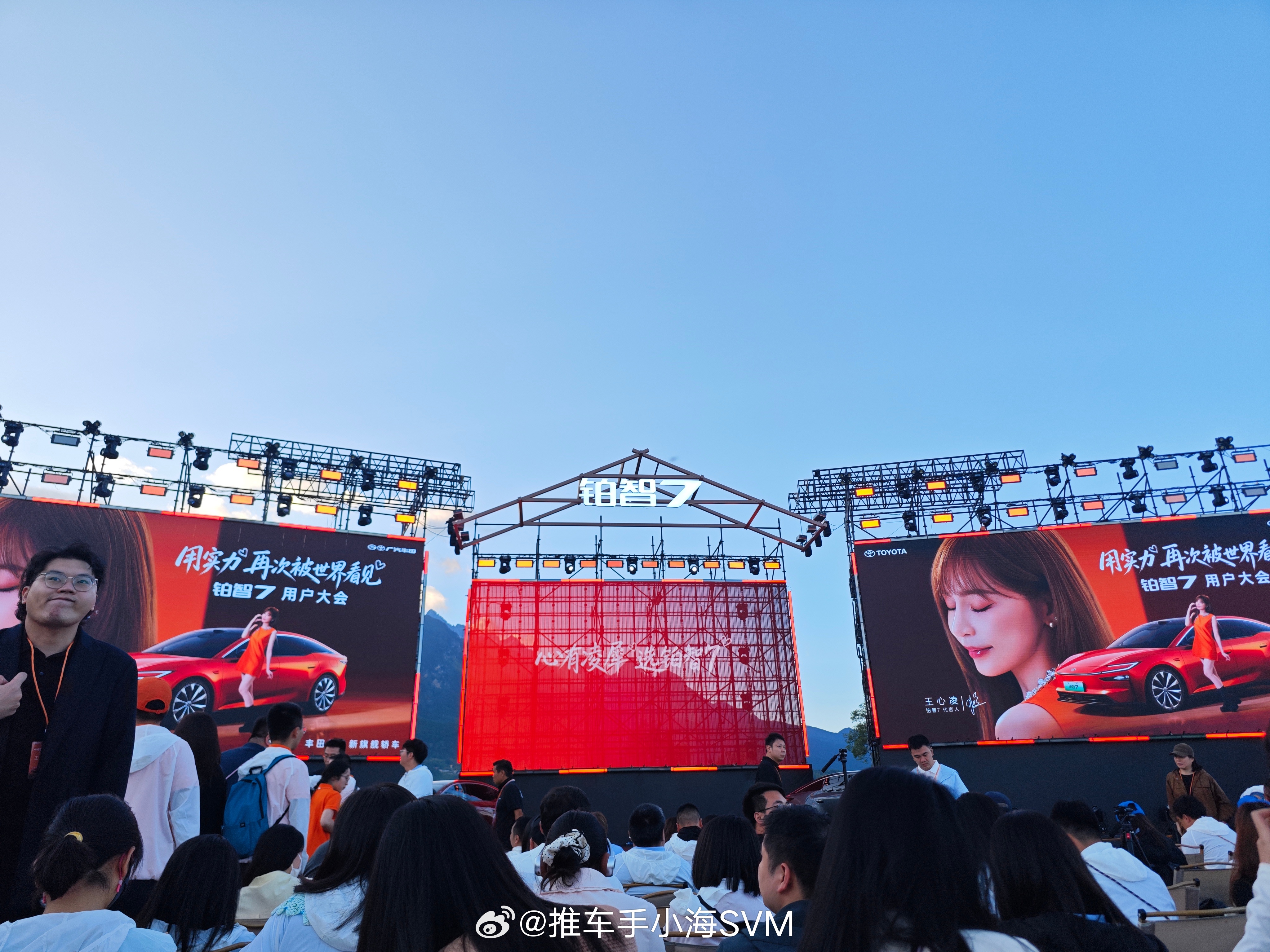 铂智7用户大会，王心凌一出来，现场气氛明显就不一样了。对于我们这一代人来说，她身