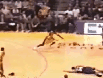 科比这个飞天循地的扣篮，抢断对方后距离篮筐有段距离就提前起跳，对方中锋直接懵了