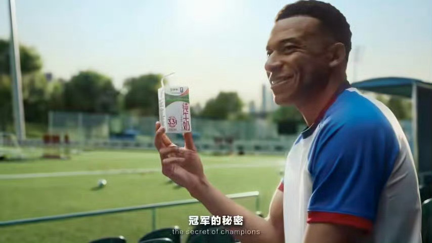 建议世界杯广告都往这个方向卷 世界杯开幕第一天，球场下的广告居然也如此精彩，蒙牛