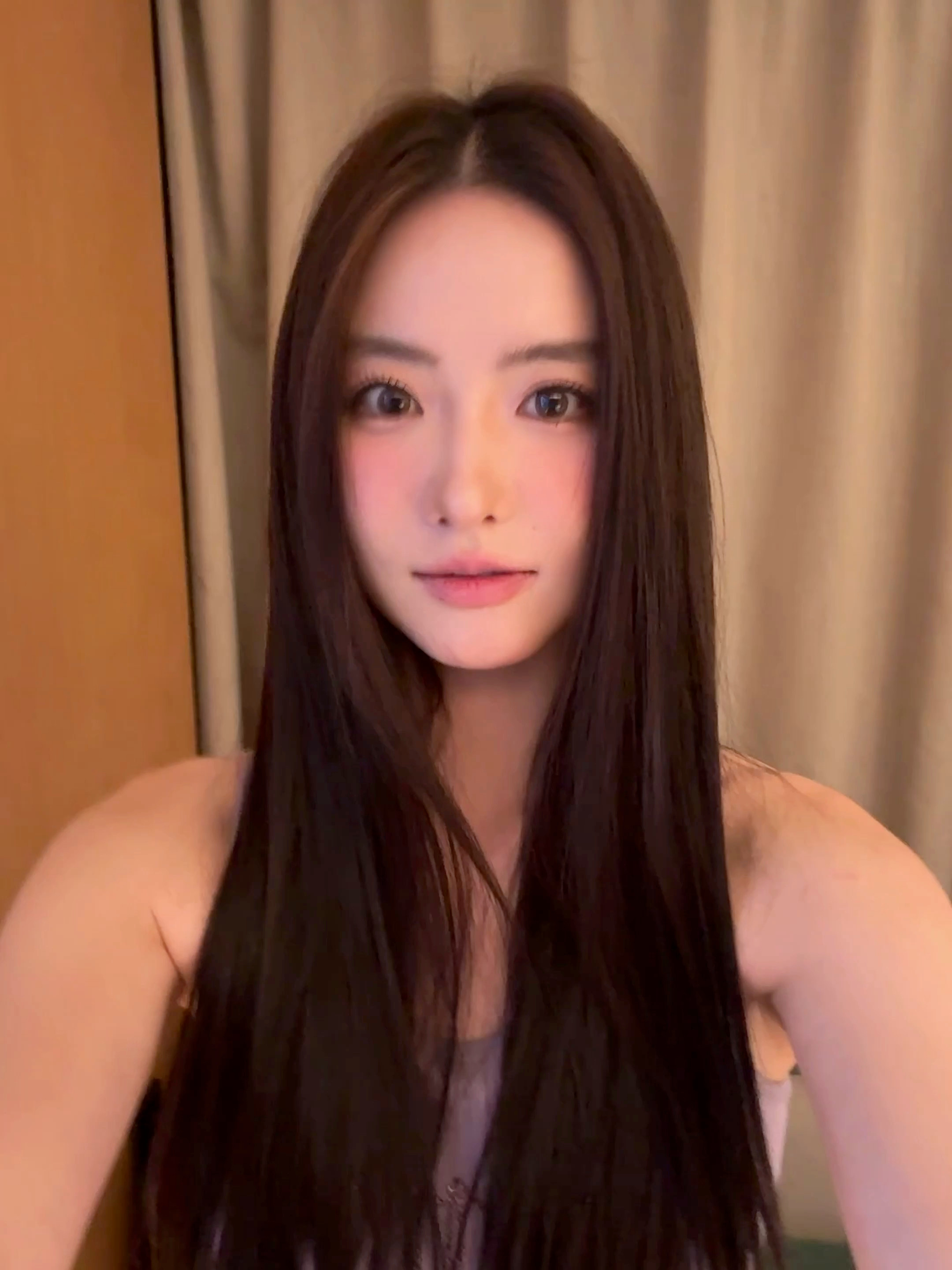 这个葡萄柚妆 已经录好了 等我发了gg 就给大家发偏灰粉色的妆容 今天一套穿搭 