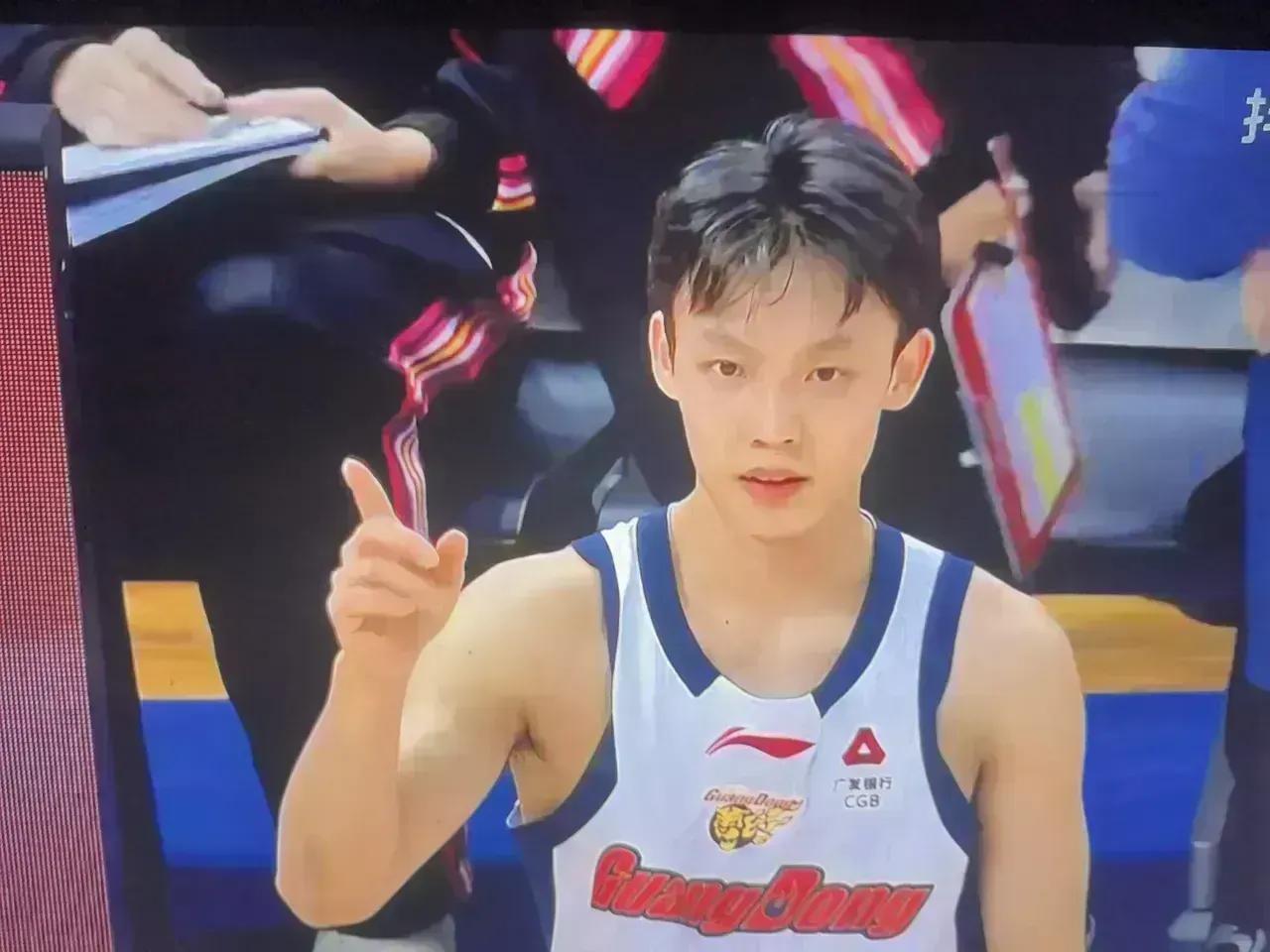 论球员流量，广东宏远队真的是无敌！
广东队的“黑白矮”占球衣销量榜前三席！
杰师