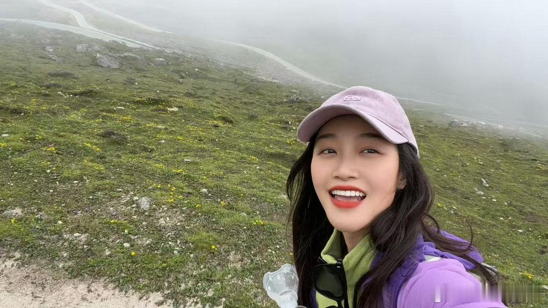 蓝盈莹去徒步了呐蓝盈莹带着许家伶的梦想去徒步也太戳了吧！戏里的憧憬戏外圆满，这状
