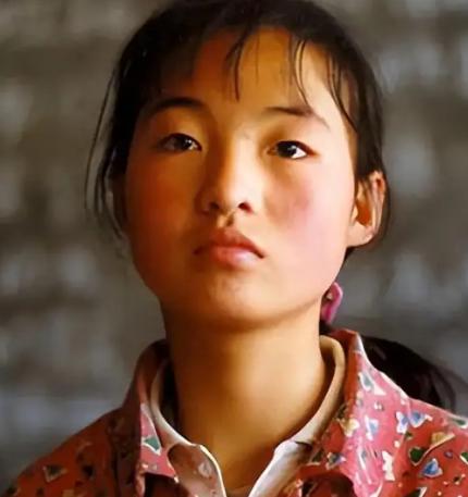 1999年，张艺谋捧红了农村女孩魏敏芝。拍完戏后，魏敏芝想进演艺圈，张艺谋却不同