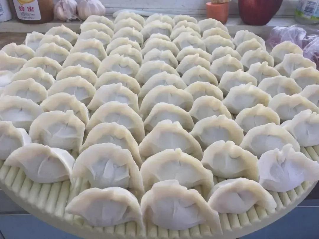 明日“冬至”，中国人都熟悉的24节气之一，且以“吃饺子”作为标志的节气，据传说吃