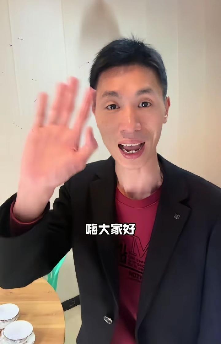 李鑫很有镜头感，养家哥哥主动当起摄影师，还出镜露了个脸，满眼都是对李鑫的疼爱，隔