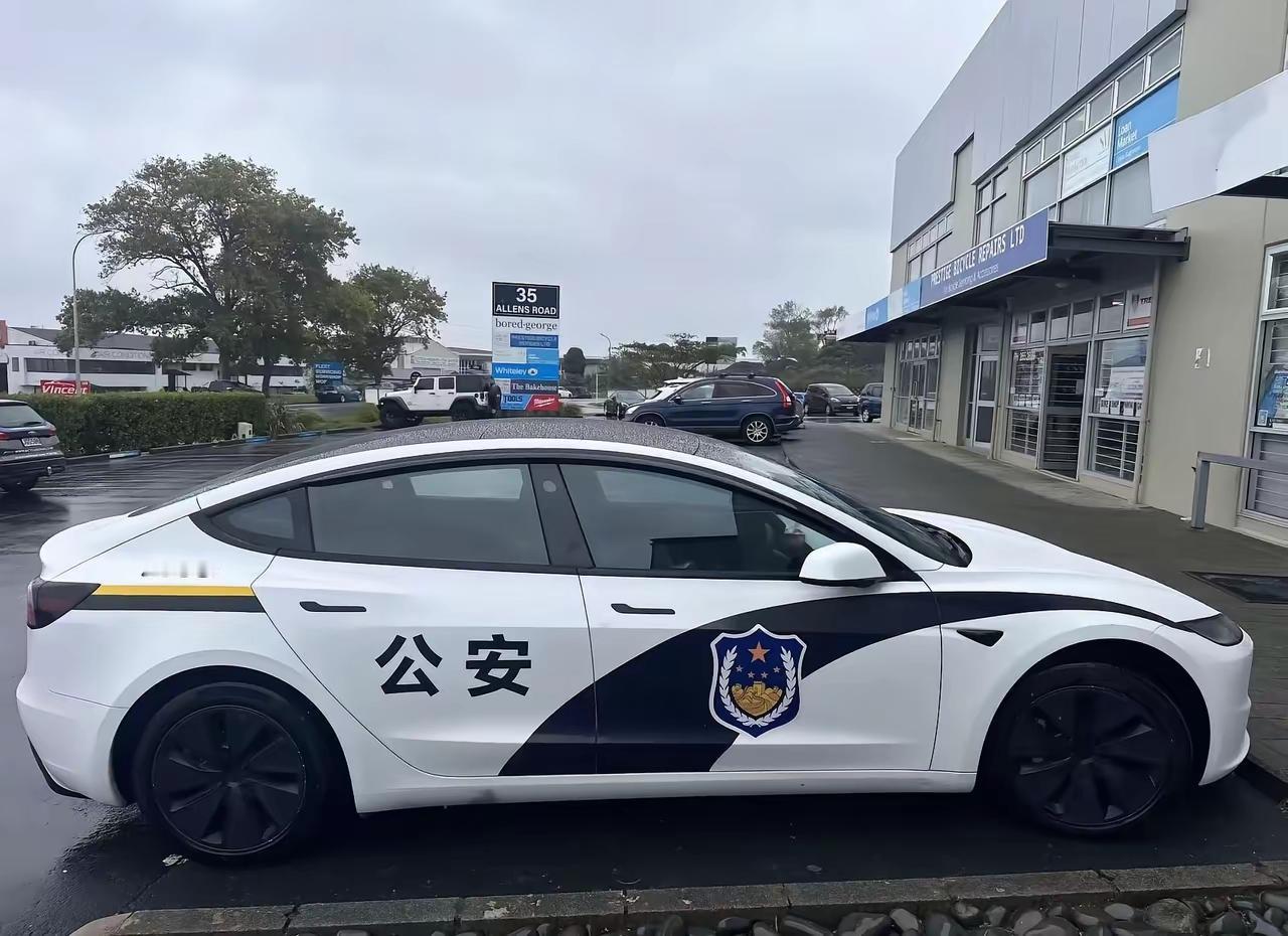 网友在外国街头看到的一幕，这个除了警灯没有可以说是完全复刻的国内警车版本，因为没