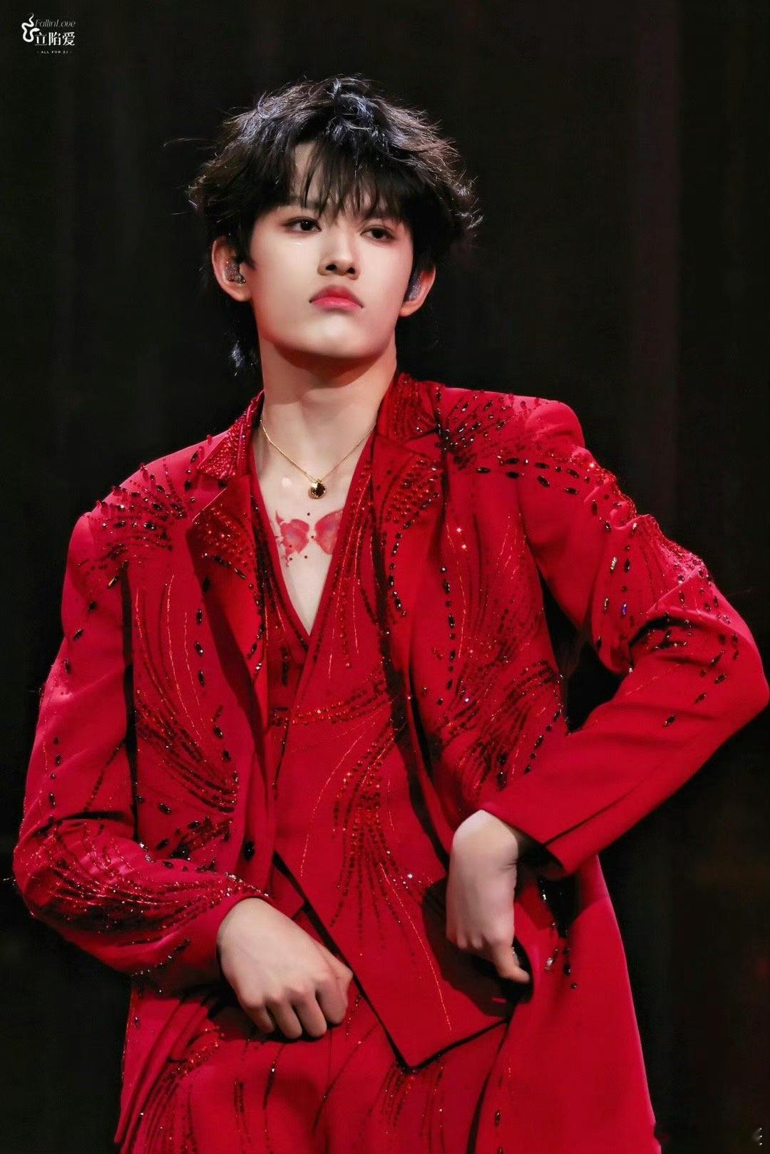 张极野心家舞台张极《野心家》全开麦舞台太炸！声压穿透力拉满，浑厚嗓音裹着不服输的