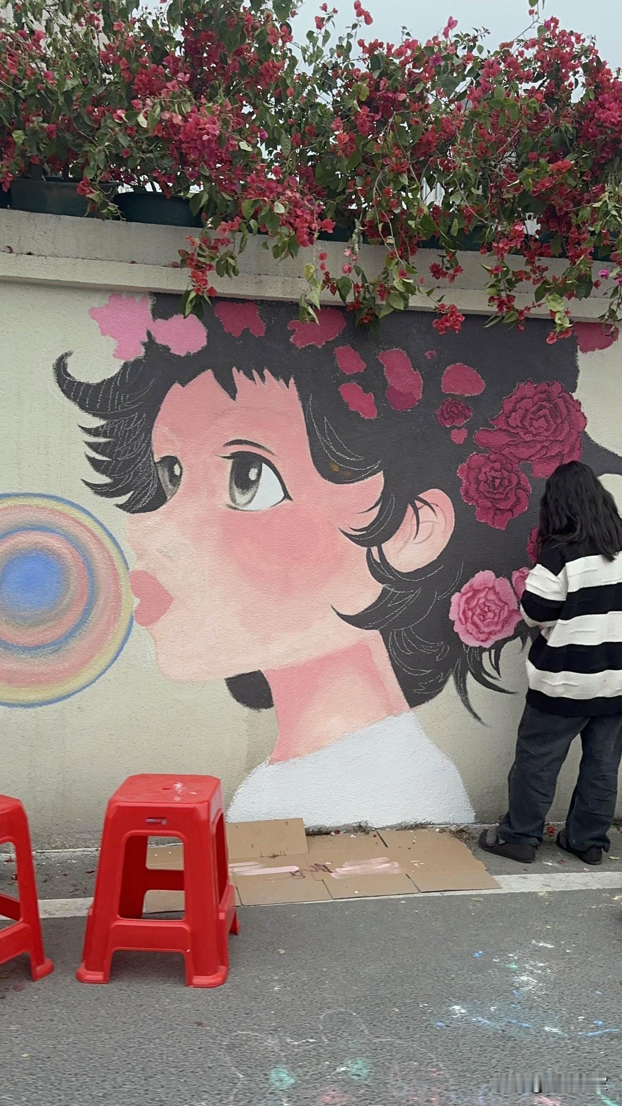 最近潮州城市街头的墙画师作品吸引了好多人目光。我觉得这些作品就像一扇扇窗，展现着