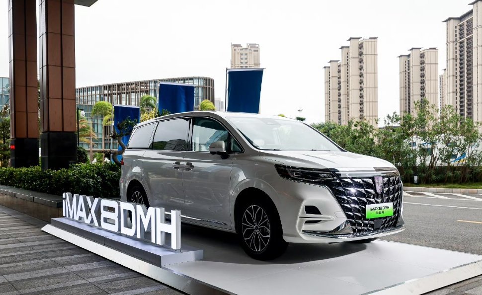#中国家庭需要什么样的MPV# 这次荣威iMAX8 DMH确实很有诚意。搭载了1