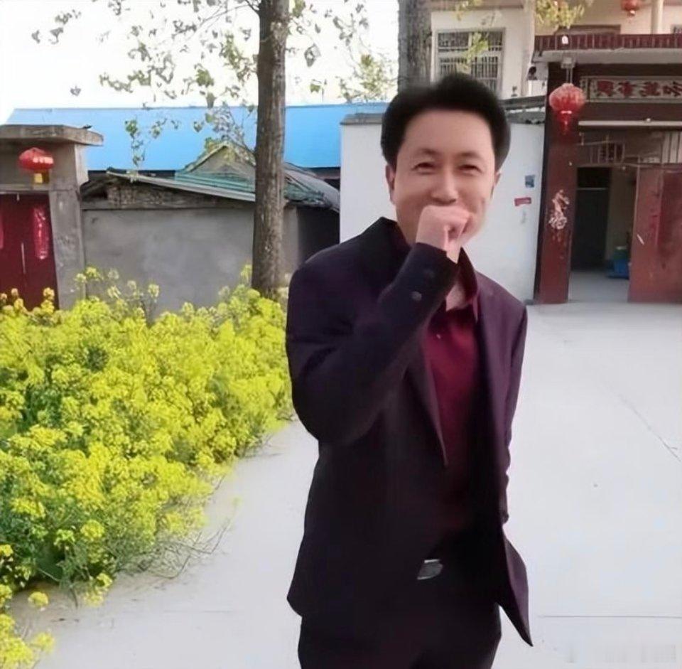 秀才直播催中老年粉丝刷礼物秀才这种人能不能封的彻彻底底啊，放他出来干啥啊 ​​​