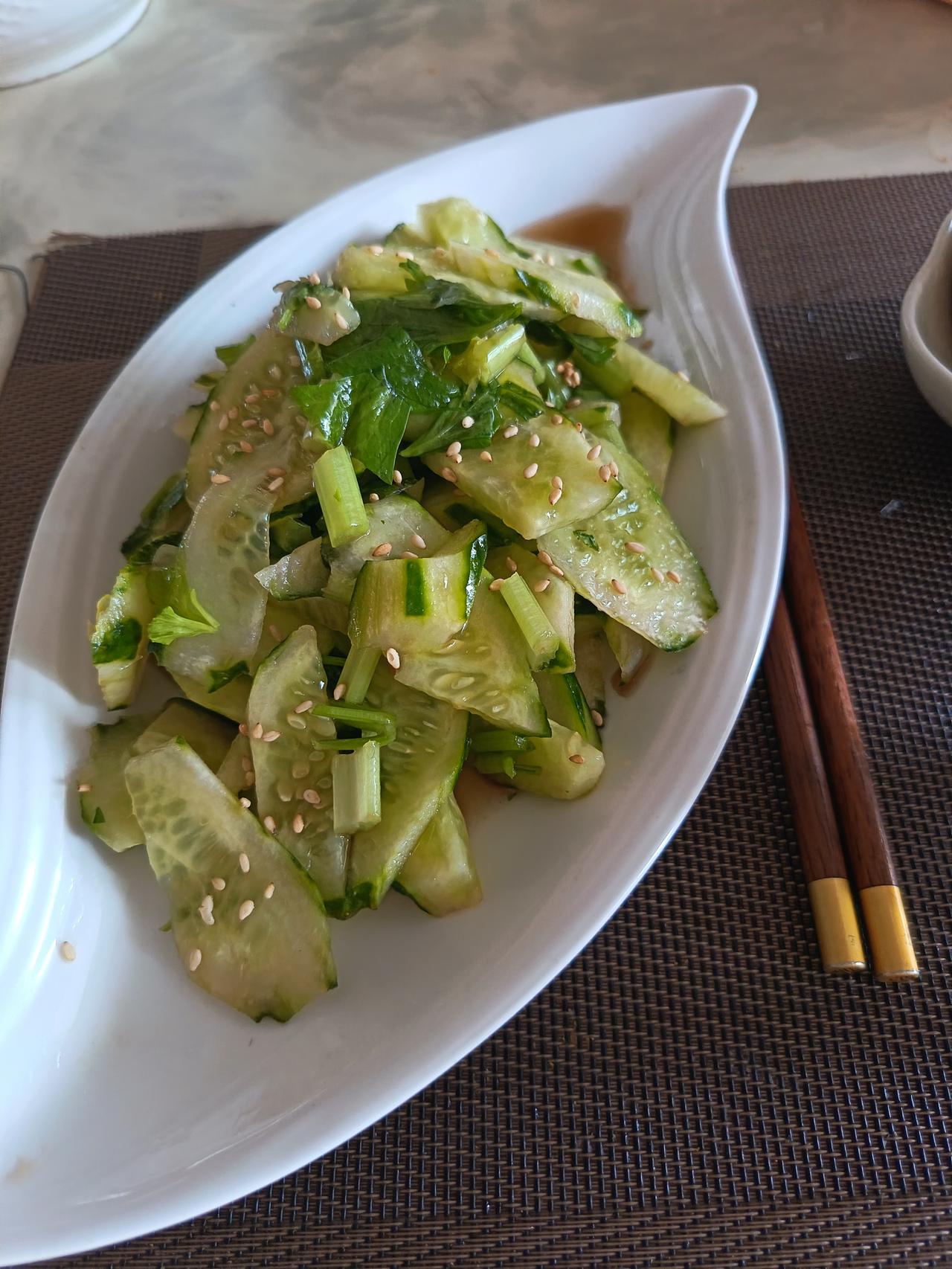 熬夜看球，早餐就想吃清淡一点，太油腻了，堵的慌，不舒服。

我爱吃鸡蛋。两个水煮