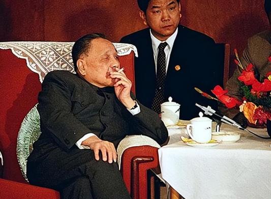 [微风]1982年北京，原本谈笑风生的邓小平突然沉下脸来，声音严肃地说：“全中国