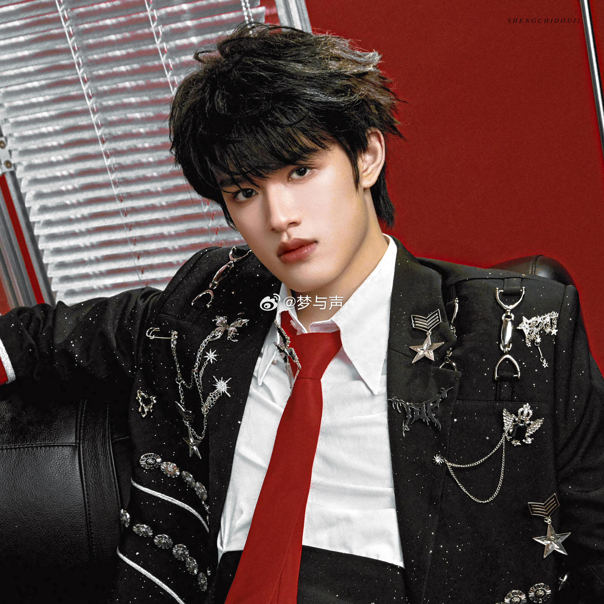 张极闪钻西装配红领带 救命！这套闪钻西装配红领带是真实存在的吗？张极耳麦一戴直接