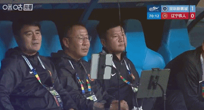 铁人0-1落后新鹏城，李金羽坐在场边有些无奈