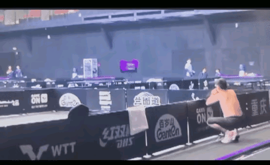 coco躲在挡板后面换衣服，结果躲了个寂寞！[捂脸]
coco是个讲究人，换衣服