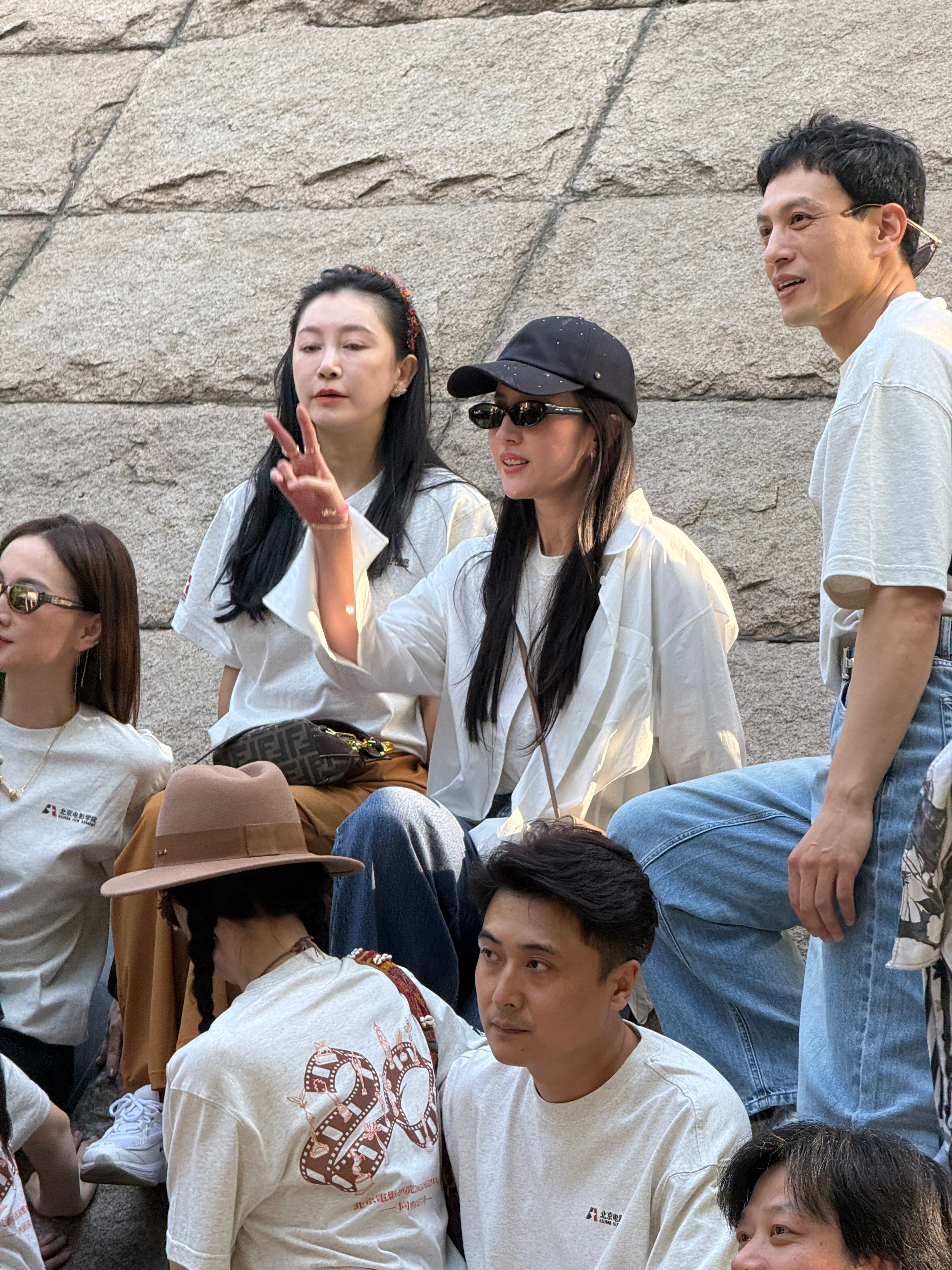 拍毕业照，偶遇刘亦菲回母校被美晕了… 