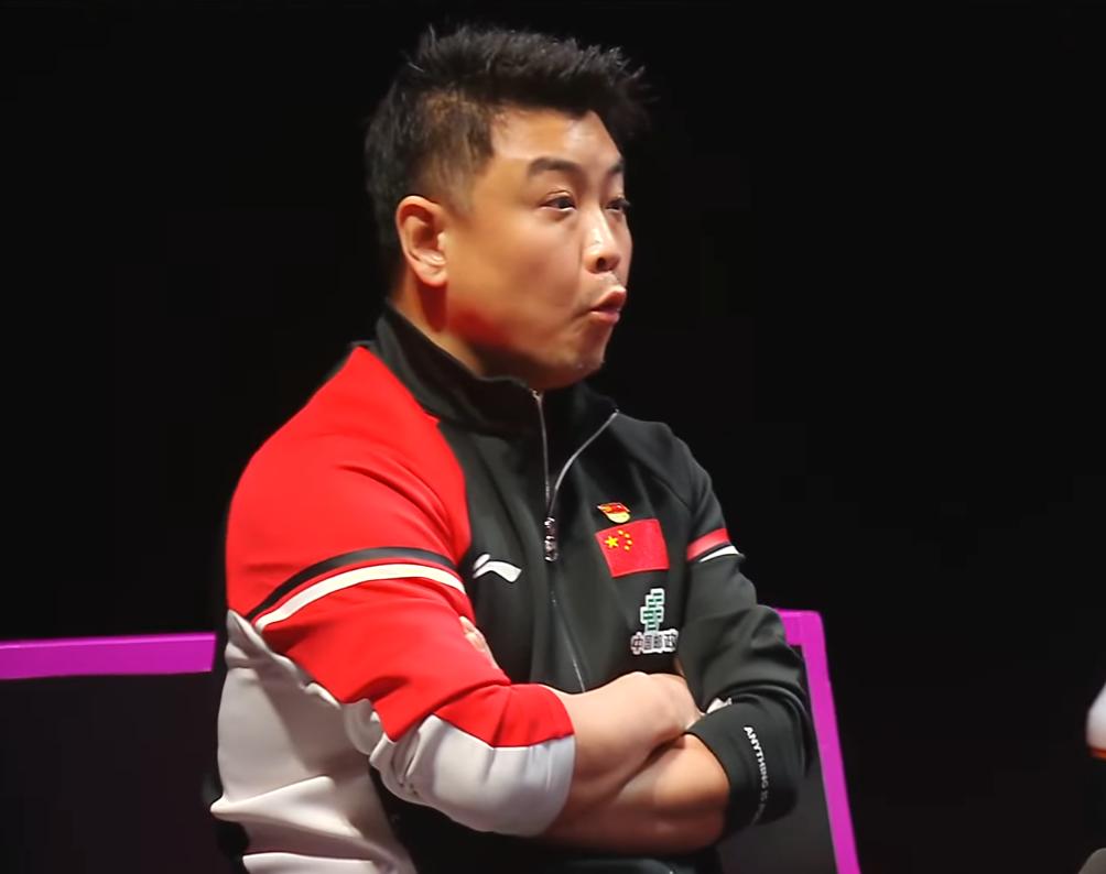 坏了！林诗栋突然断电！

石头打杜达有绝对优势，
因为杜达太高了，
中间位是弱点