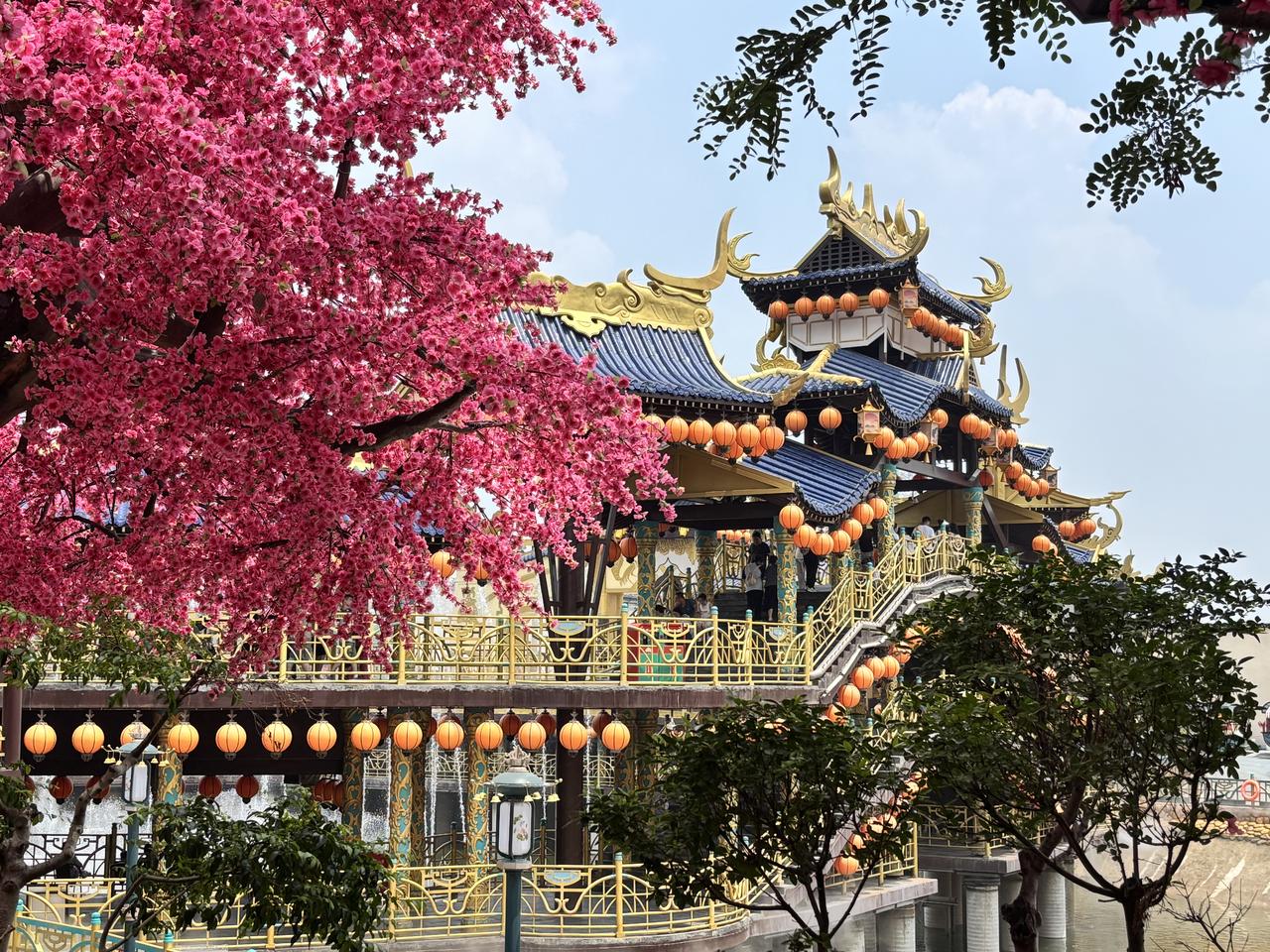 中国人崇拜老虎的力量，有虎皮椅、老虎屏风，画家也经常画老虎，但却一直是狮子守大门