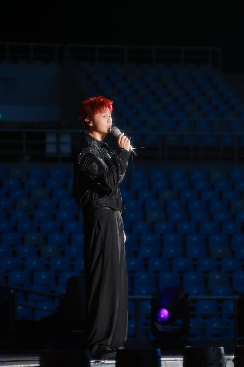李荣浩评论区全是321上链接黑马应援棒那个六角星造型也太戳我了！手柄 logo 