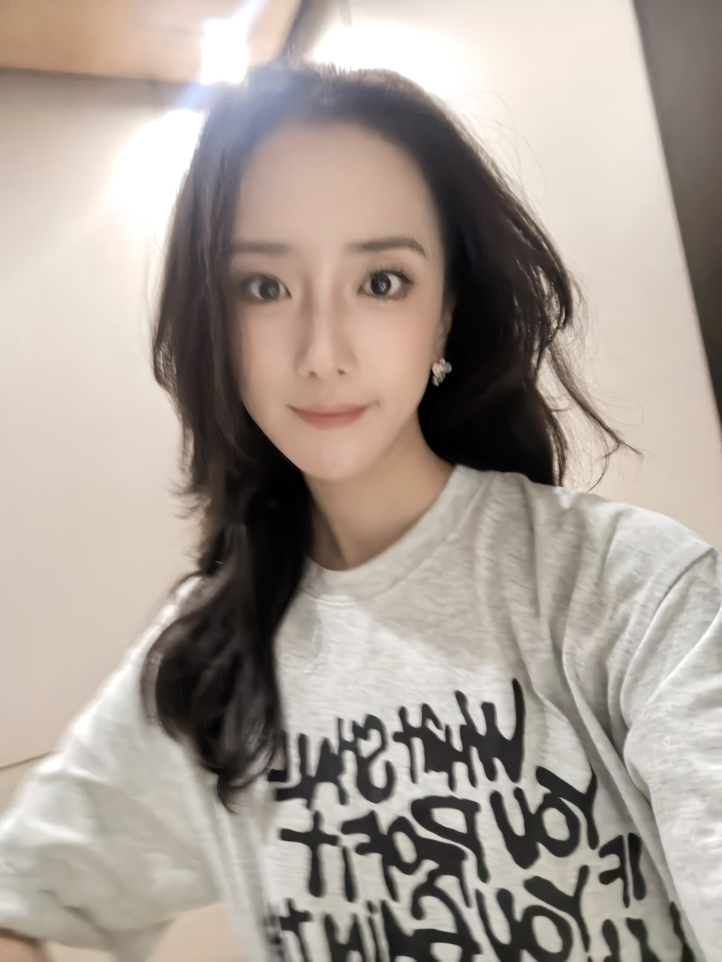 好像华为手机live图片没有办法加美颜，原相机直出，你们勉强看一看