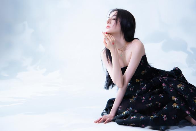 热巴短发杂志大片和迪丽热巴陷入一场浓烈而自由的幻想热巴短发杂志大片，和迪丽热巴陷