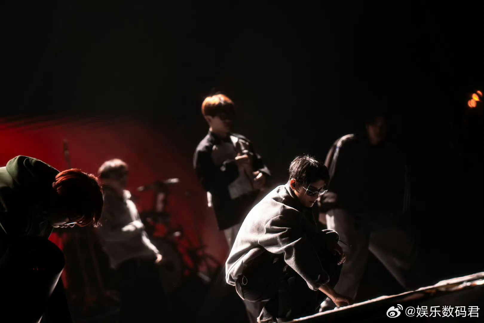 姚琛真的在玩火姚琛有星味无班味不被套 路绑 架，不为框架妥协，他的舞台像一场即兴