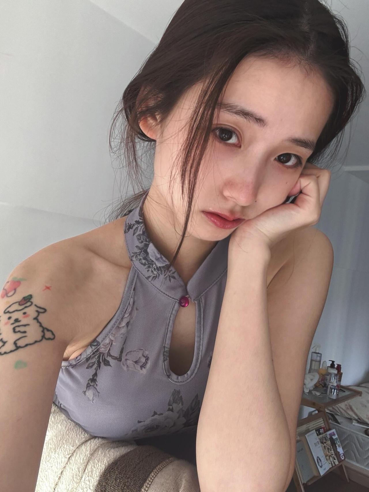 温柔眼神，甜美微笑，少女心满满的一天💕