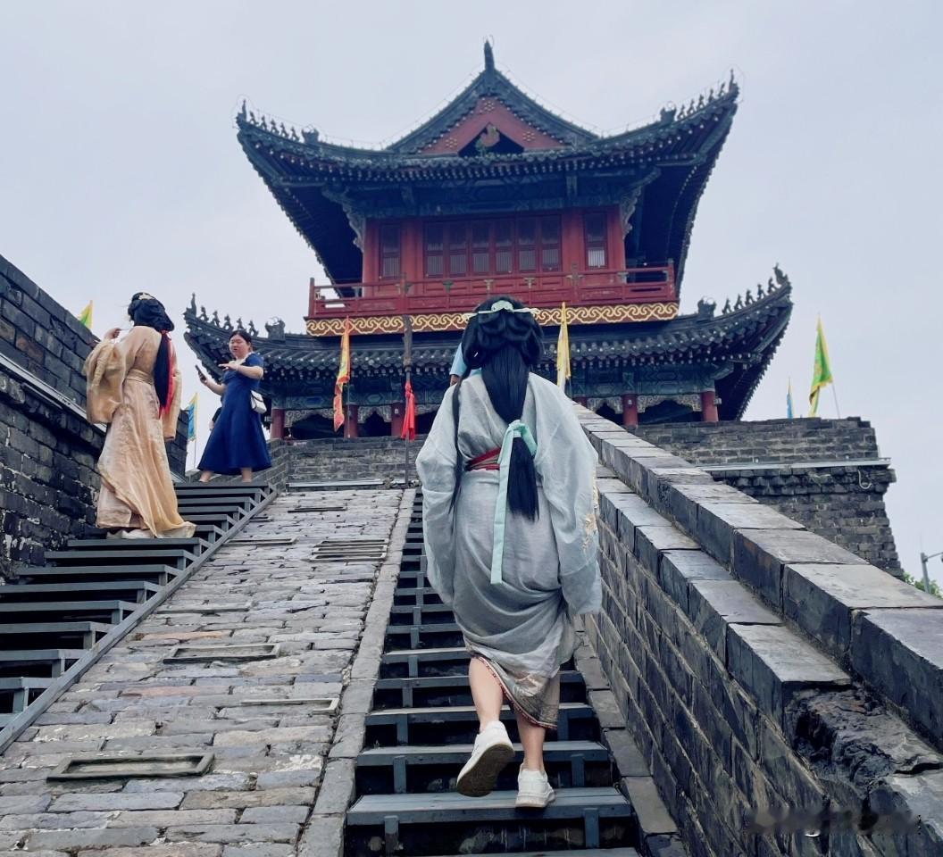如今，在荆州古城宾阳楼、张居正故居周边逛一圈，随处能看见租战国袍拍照的游客，一些