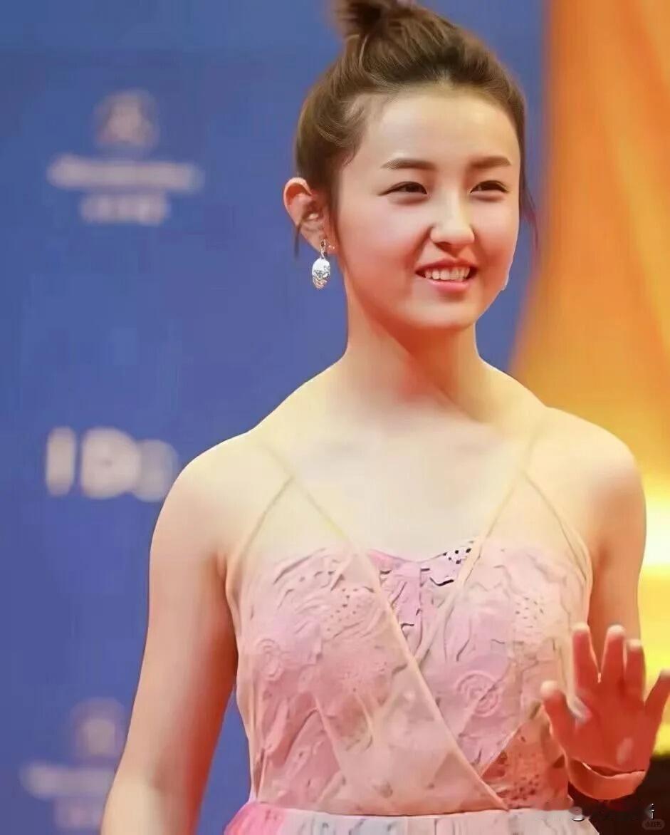 “国民妹妹”张子枫最近变得判若两人？昔日红毯上的她，扎着丸子头，穿着清新印花裙，