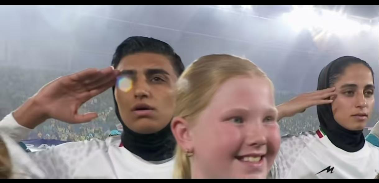 这是一张足以载入世界新闻史册的照片，她记录于2026年3月5日一场足球比赛瞬间，