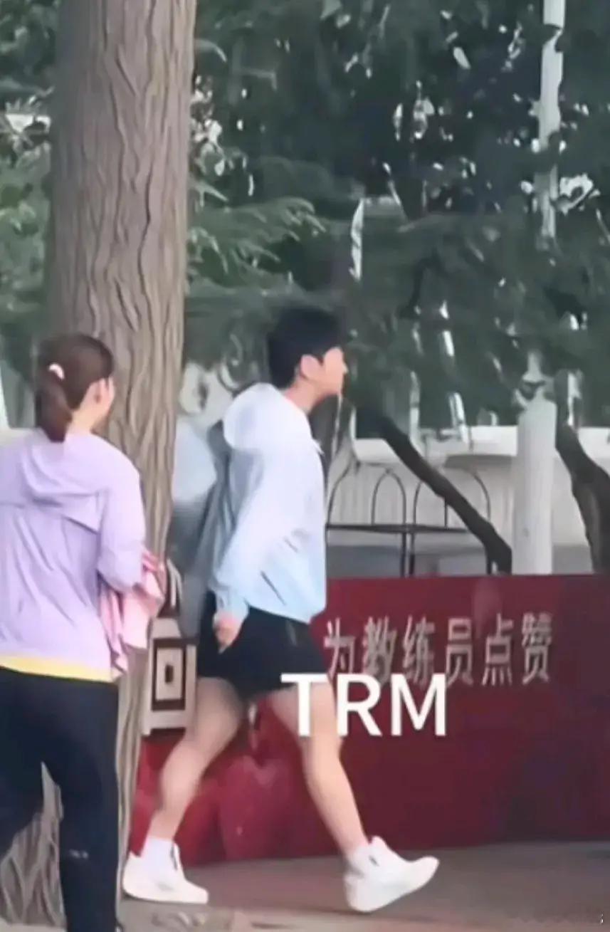 孙颖莎开启赛前训练 8月6日，孙颖莎上训。赛前训练的莎莎，头发剪短了，侧颜可可爱