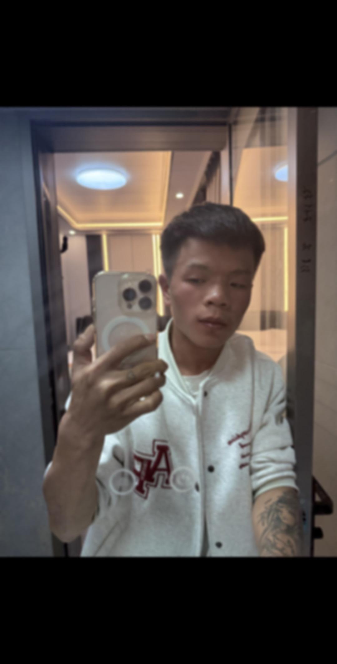 我希望你过得幸福，又想要你能在我身边.