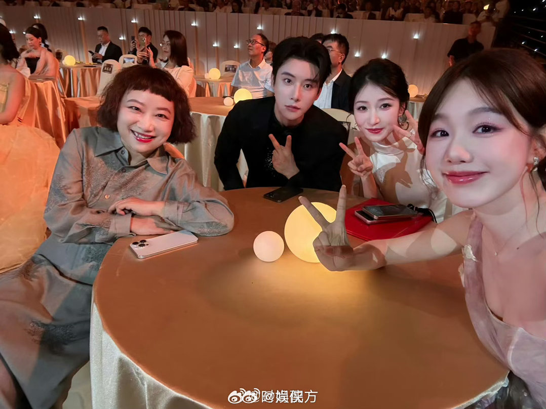 饶雪漫送考徐梦洁 从青春文字到乘风舞台，一场温柔的双向奔赴✨ 饶雪漫现身《乘风2