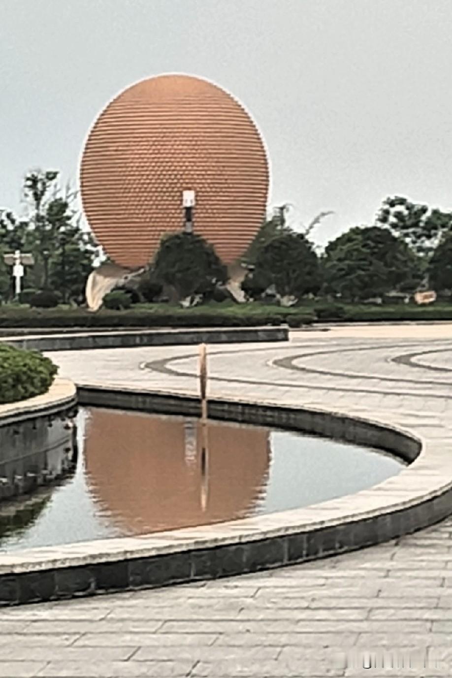 ———— 赣州早上好
 

晨光漫过宋城，清风拂过章贡，
一诗寄虔城晨景，共赴美