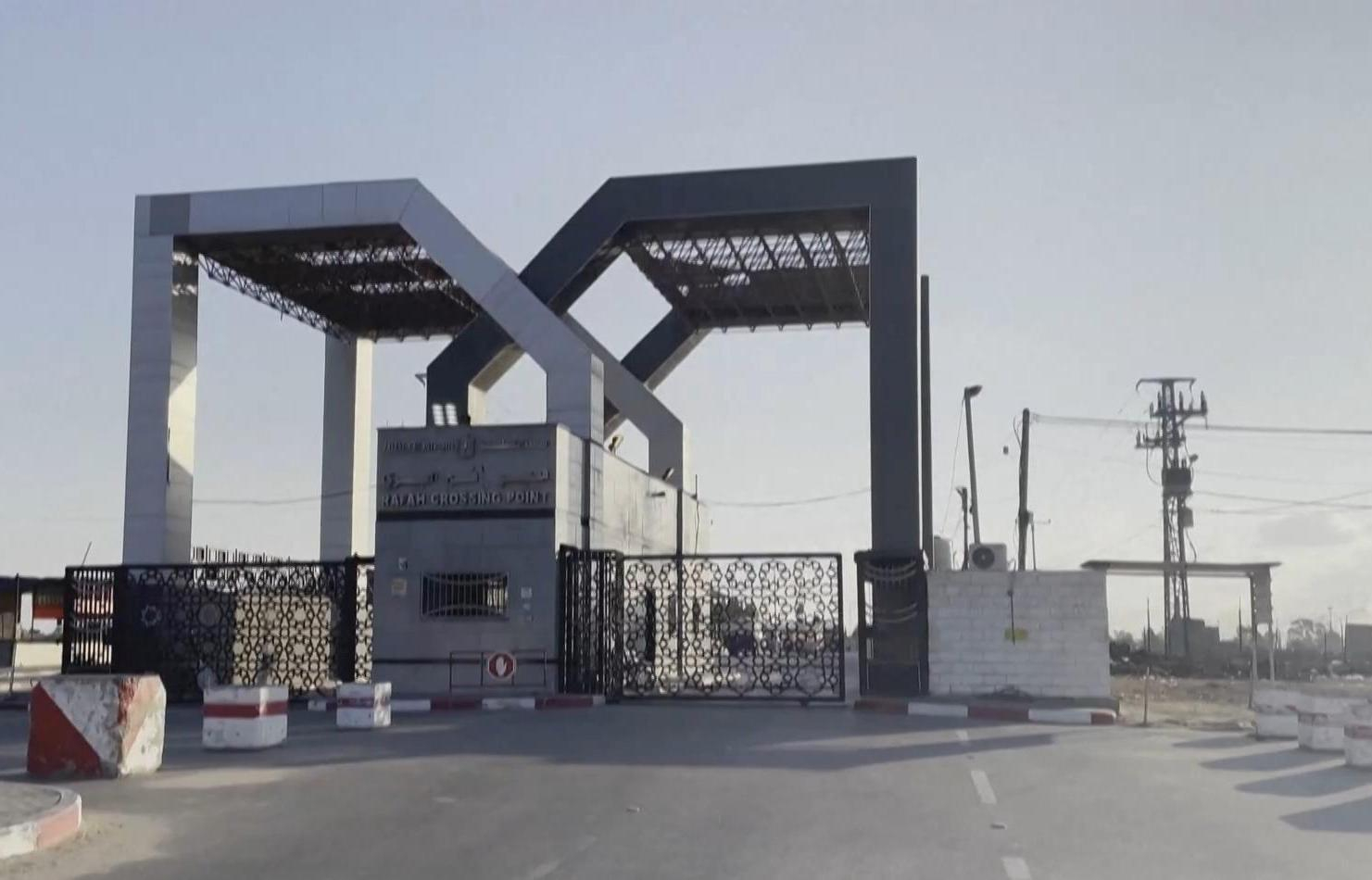 【#以色列称将重开拉法口岸# 但仅供巴民众离开加沙】当地时间12月3日，以色列国